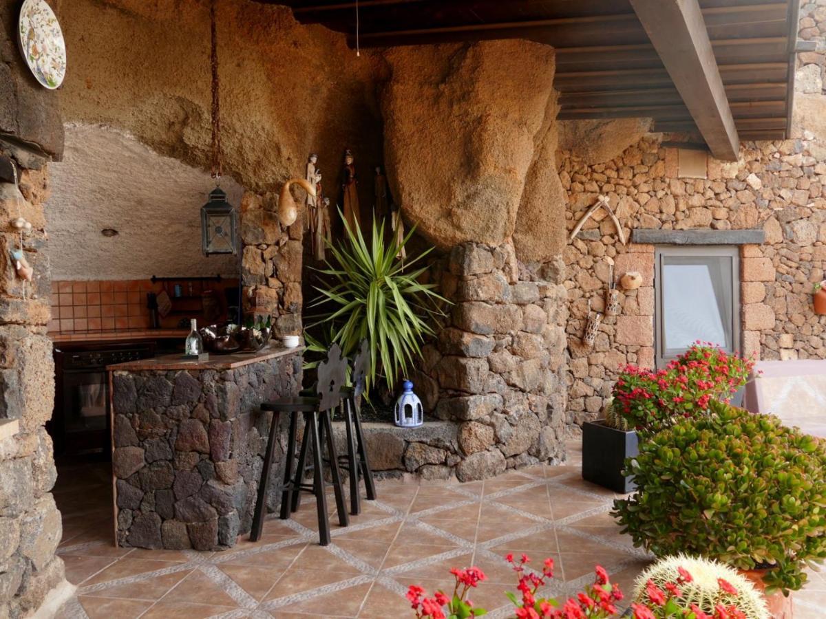 Castillo Lanzarote Villa Sophie - Luxury Villa -Sleep In A Volcanic Cave With Heated Pool Tias Bagian luar foto