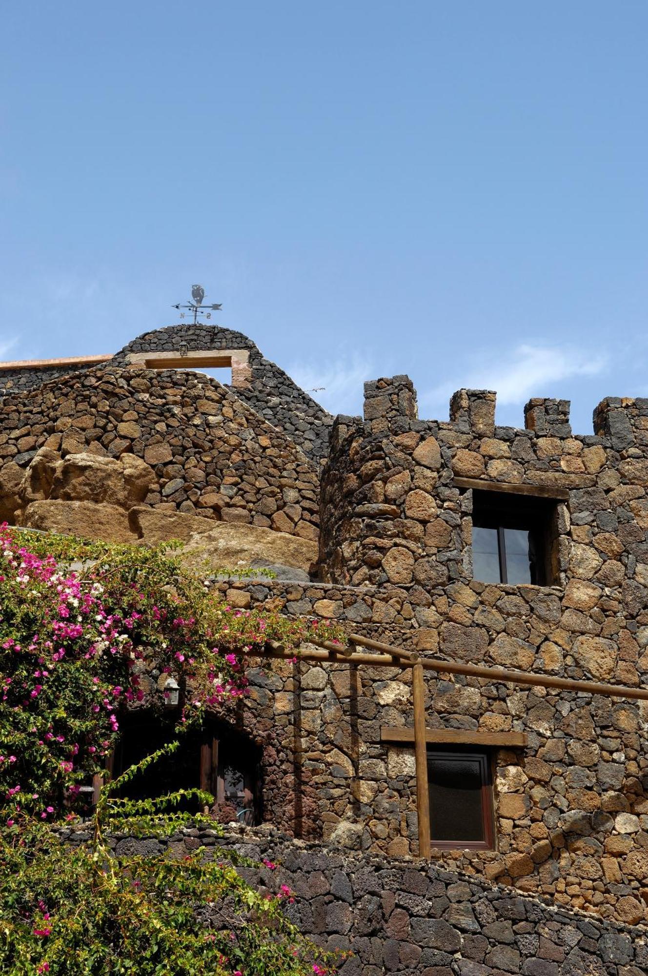 Castillo Lanzarote Villa Sophie - Luxury Villa -Sleep In A Volcanic Cave With Heated Pool Tias Bagian luar foto